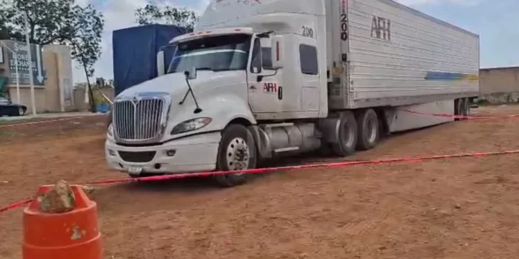 Hallan a trailero muerto en su unidad Cancún: investigación en curso
