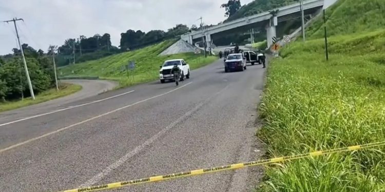 Abandonan restos humanos sobre carretera en Papantla, Veracruz