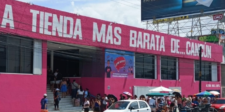 Se registran filas de hasta una hora para ingresar a la tienda “más grande y barata” de Cancún