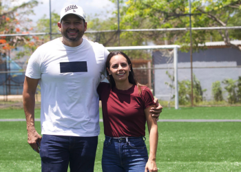 Transforma Ana Paty Peralta canchas deportivas con nuevo pasto sintético