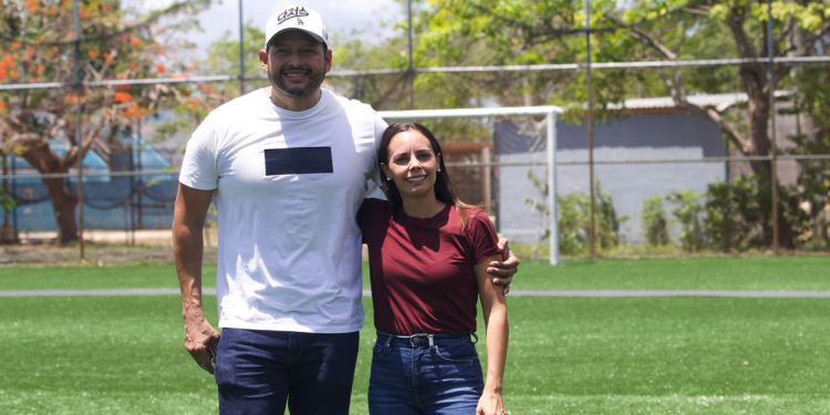 Transforma Ana Paty Peralta canchas deportivas con nuevo pasto sintético