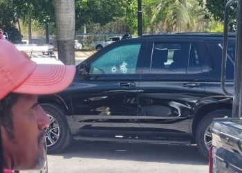 Asesinan a balazos a persona en estacionamiento de agencia automotriz en Cancún