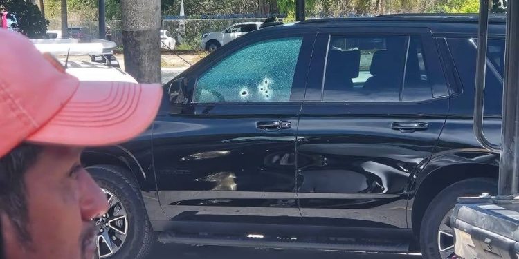 Asesinan a balazos a persona en estacionamiento de agencia automotriz en Cancún