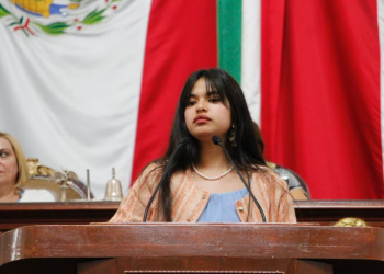 VIDEO: “¡No nos callarán!” Joven premiada enfrenta a diputados con contundente discurso en ceremonia