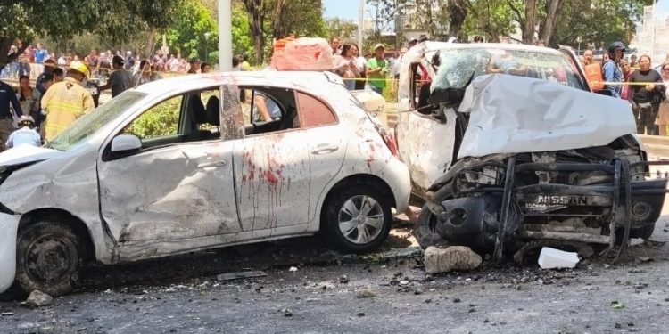 Tren arrolla vehículos en Irapuato: seis muertos