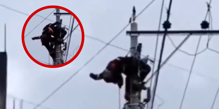 Dos trabajadores mueren electrocutados al intentar reparar un poste
