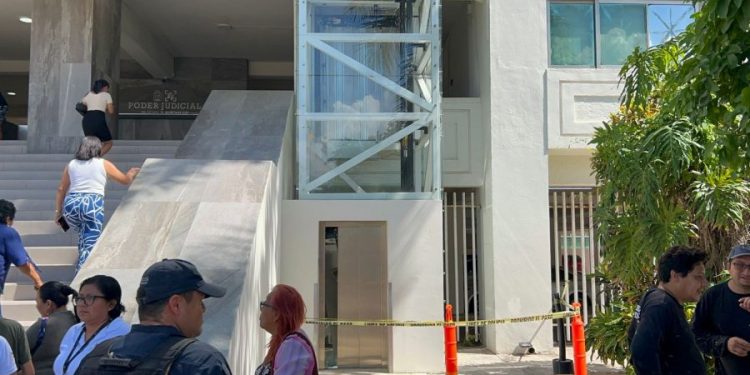 Elevador cae en tribunales de Playa del Carmen