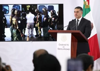 Criminales extraditados a EU operaban desde prisión: García Harfuch
