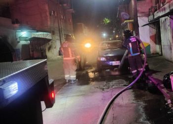 Incendian auto con cuerpo en Cancún: crimen impacta ciudad