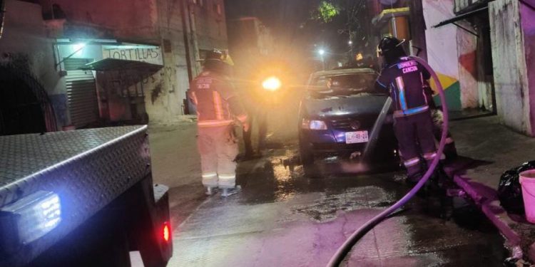 Incendian auto con cuerpo en Cancún: crimen impacta ciudad