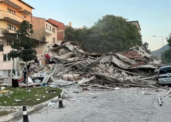 Sismo magnitud 6.1 en Turquía derrumba múltiples edificios