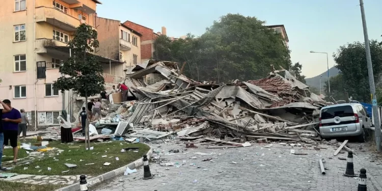 Sismo magnitud 6.1 en Turquía derrumba múltiples edificios