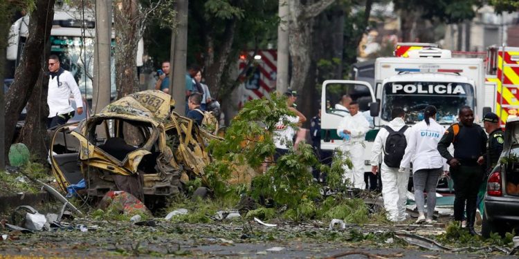Atentado en base aérea de Colombia deja 6 muertos y 50 heridos