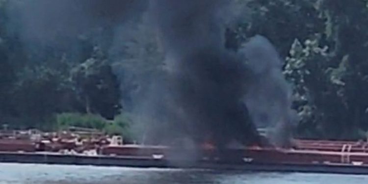 Helicóptero se desploma con dos personas en Río Mississippi