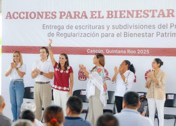 Ana Paty Peralta entrega escrituras para garantizar certeza jurídica y justicia social a miles de cancunenses