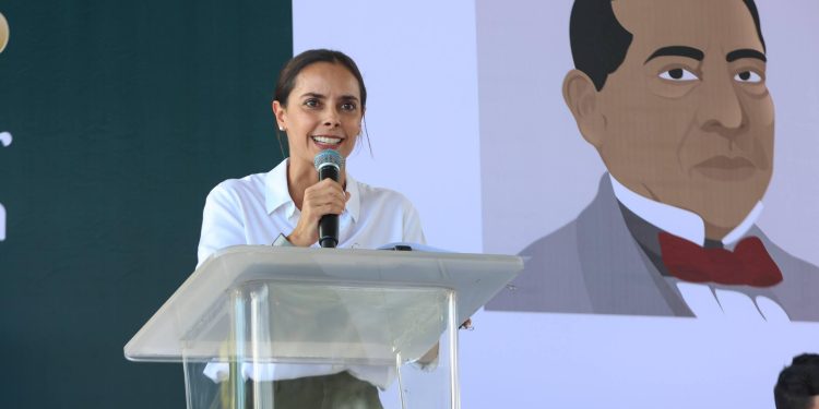 Ana Paty Peralta resalta valor de estímulos educativos para jóvenes en Cancún