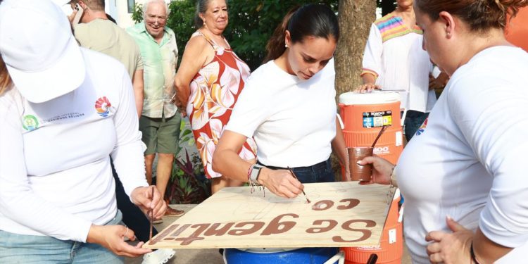 Ana Paty Peralta lidera limpieza y reforestación en Cancún