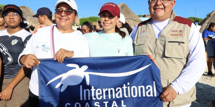 Ana Paty Peralta lidera limpieza y cuidado de playas