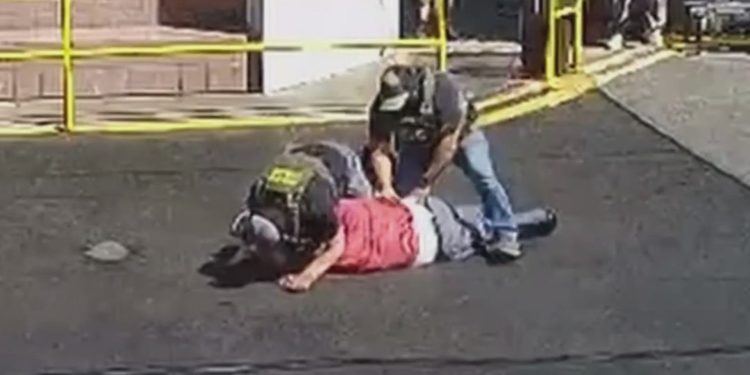 Ciudadano de 79 años sometido por agentes migratorios en EE.UU.