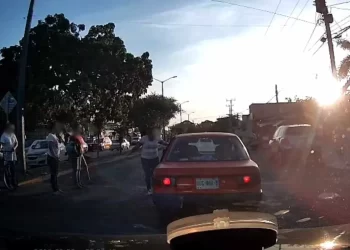 Madre e hija son atropelladas en paso peatonal escolar de Cancún