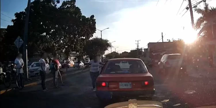 Madre e hija son atropelladas en paso peatonal escolar de Cancún