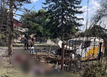 Explosión rusa deja 21 muertos frente a jubilados en Ucrania
