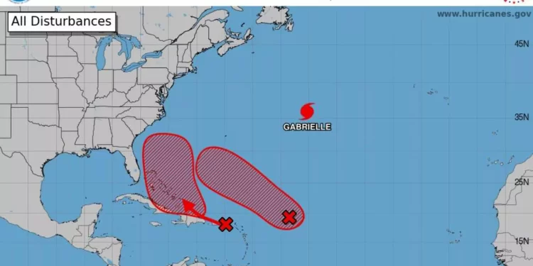 Quintana Roo vigila dos zonas de baja presión