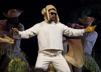 Bad Bunny cantando en vivo rumbo al medio tiempo del Super Bowl 2026