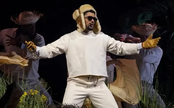 Bad Bunny cantando en vivo rumbo al medio tiempo del Super Bowl 2026