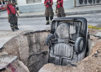 Taxista herido en zanja Cancún sufre grave accidente