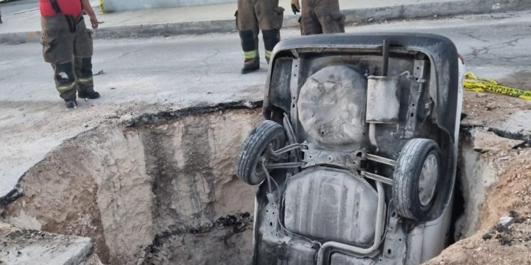 Taxista herido en zanja Cancún sufre grave accidente
