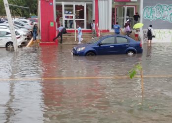 ¡Diluvio en Cancún! Fuertes lluvias dejan calles inundadas y tráfico detenido