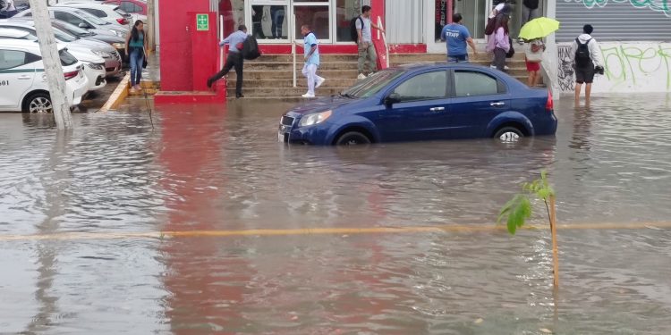 ¡Diluvio en Cancún! Fuertes lluvias dejan calles inundadas y tráfico detenido