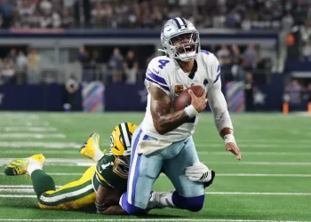 Dak Prescott escapa de la defensa de Packers en el empate