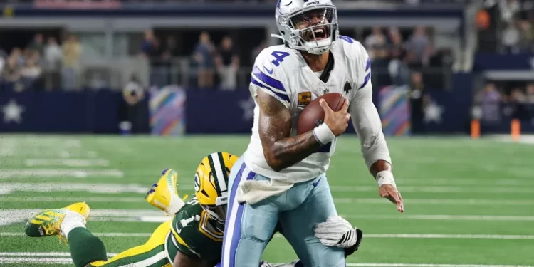 Dak Prescott escapa de la defensa de Packers en el empate