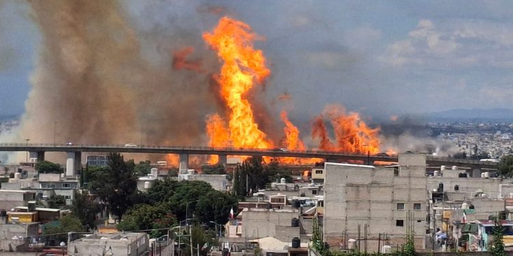 Suman 30 muertos tras explosión de pipa en Puente de La Concordia, Iztapalapa