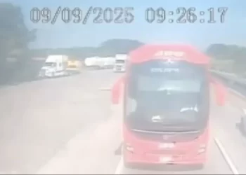 Este fue el instante en que un tráiler chocó contra un autobús de la línea ADO en la autopista Córdoba – Veracruz