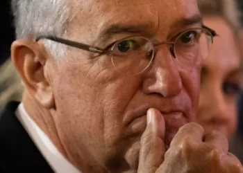 Ricardo Salinas Pliego en gesto pensativo durante la polémica por impuestos.