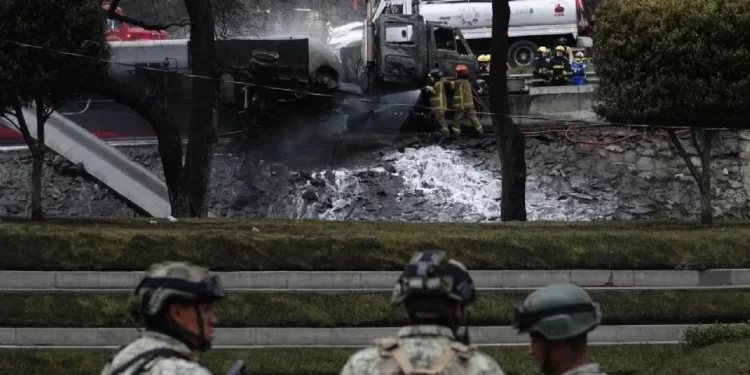 Suman 20 fallecidos tras explosión de pipa en Puente de la Concordia