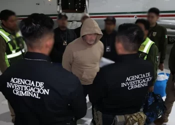 Sin mirar a su alrededor, el líder de “La Barredora” escuchó los cargos antes de ingresar al Altiplano