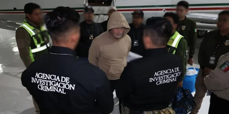 Sin mirar a su alrededor, el líder de “La Barredora” escuchó los cargos antes de ingresar al Altiplano