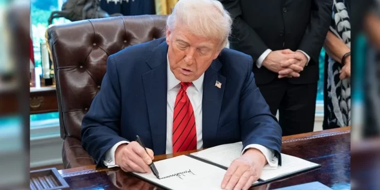 Trump anuncia aranceles del 100% a medicinas y 50% a muebles