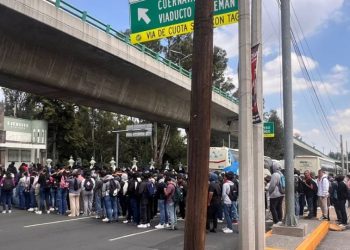 Caso Ayotzinapa: normalistas derriban puerta militar en protesta