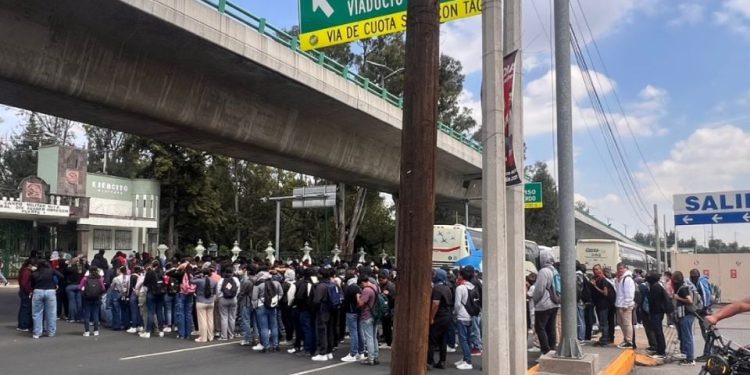 Caso Ayotzinapa: normalistas derriban puerta militar en protesta