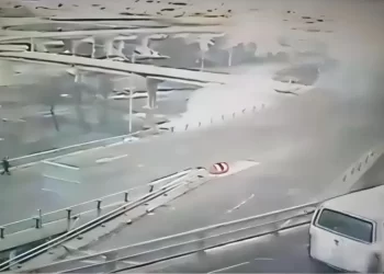 Incendio de pipa en Iztapalapa deja caos y fuerte movilización