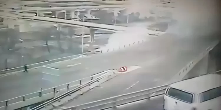 Incendio de pipa en Iztapalapa deja caos y fuerte movilización