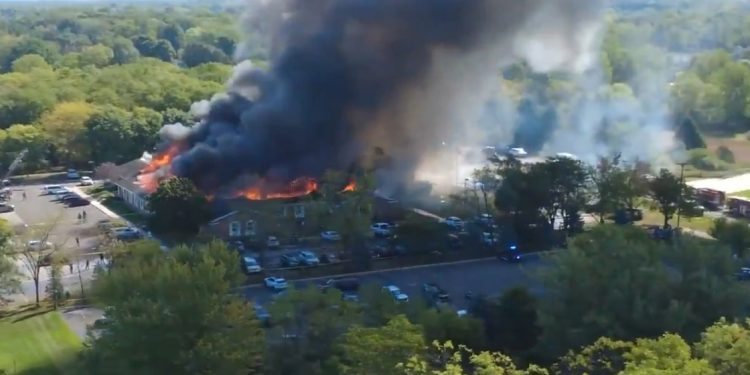 Tiroteo e incendio en iglesia de Michigan deja un muerto y nueve heridos