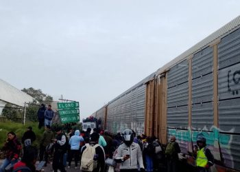 Tren arrolla autobús de pasajeros en Atlacomulco