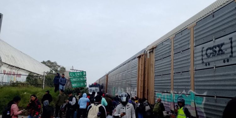 Tren arrolla autobús de pasajeros en Atlacomulco