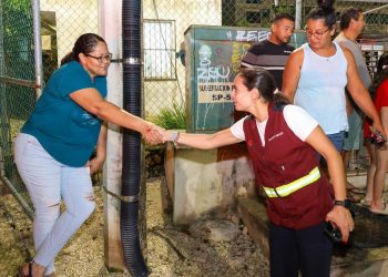 Ana Paty Peralta atiende ruptura de tubería en Donceles